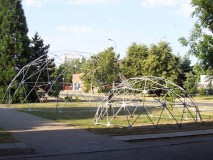 KUPOLA MANJA  PROMJERA 5,2 M U POZADINI VEĆA PROMJERA 12 -GEO-NET GEODETSKE KUPOLE
GEODESIC DOME CONSTRUCTION